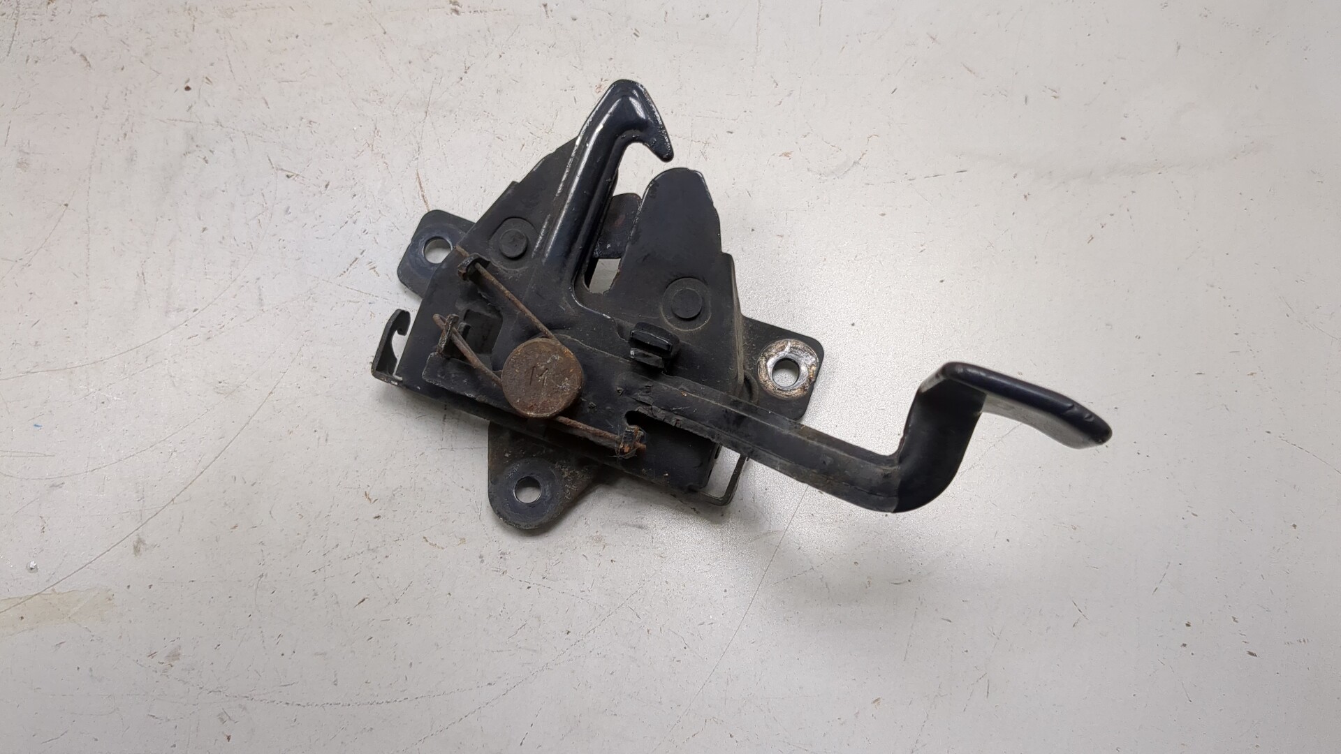 Замок капота