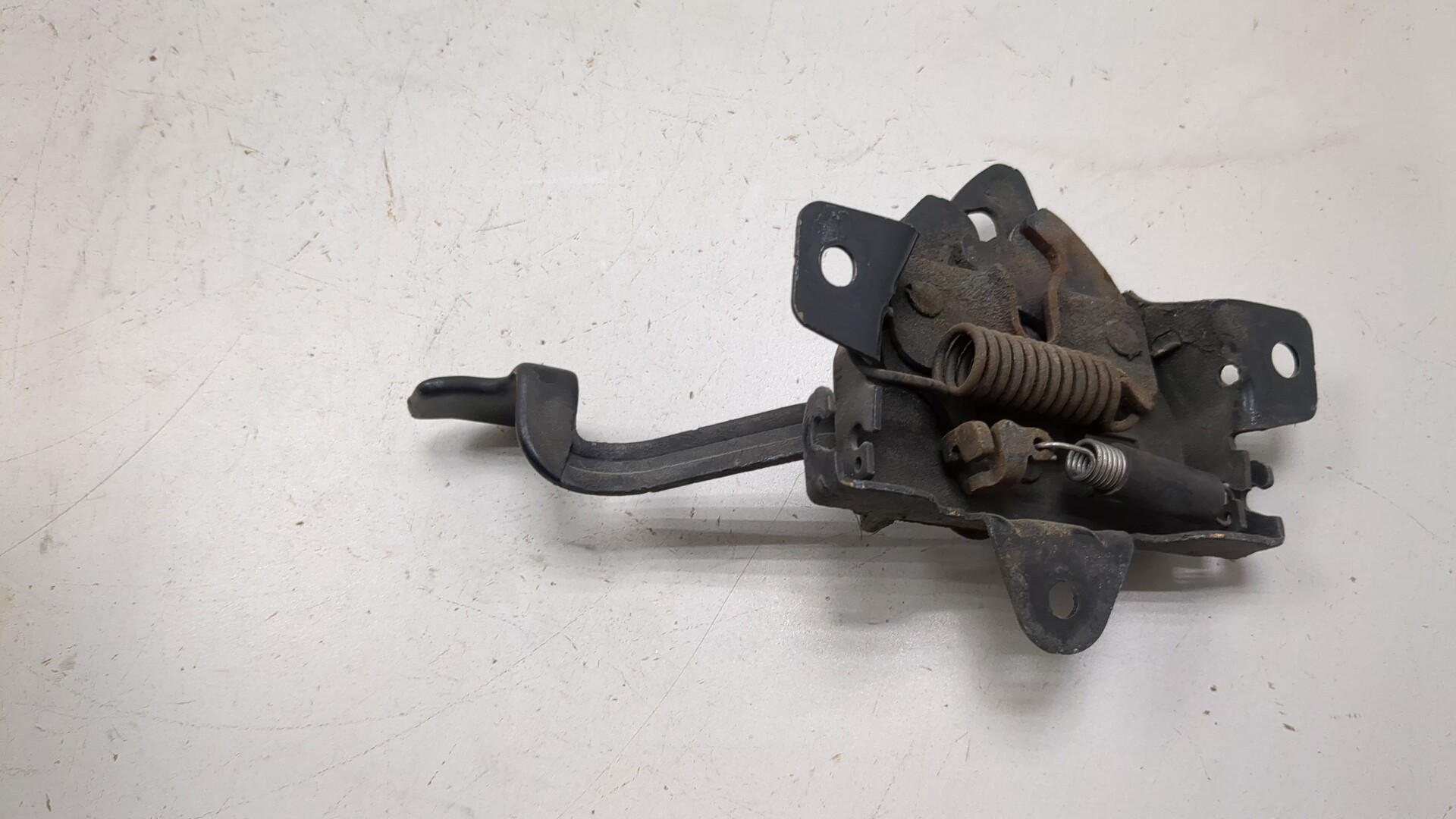 Замок капота для Mohave 2009>