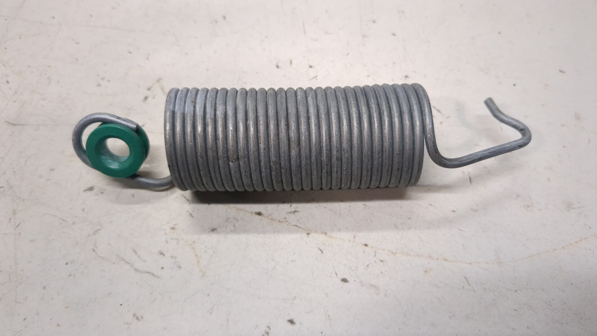 Пружина крышки багажника правая