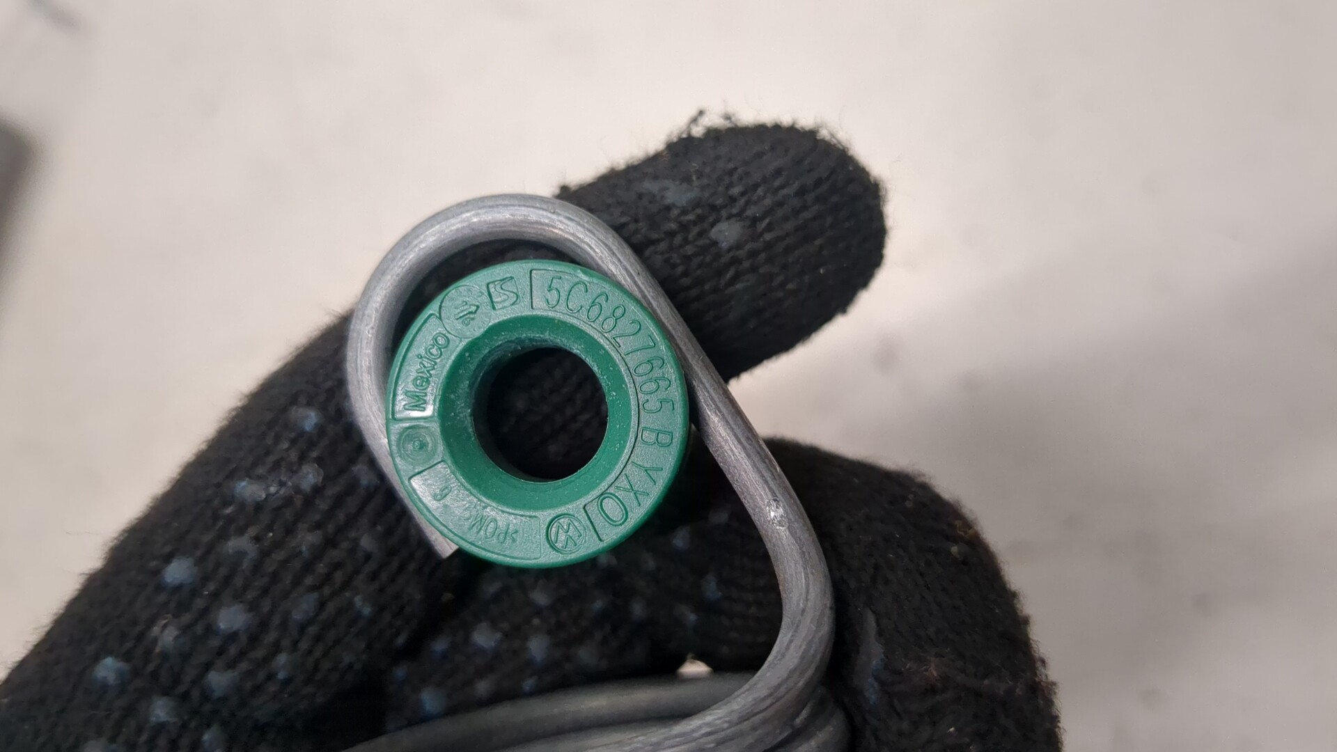 Пружина крышки багажника правая