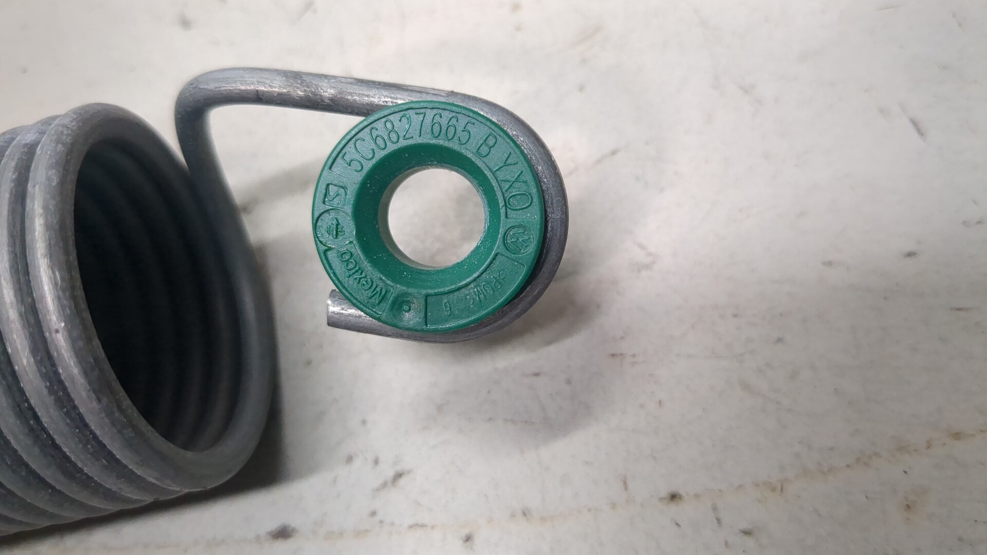 Пружина крышки багажника правая