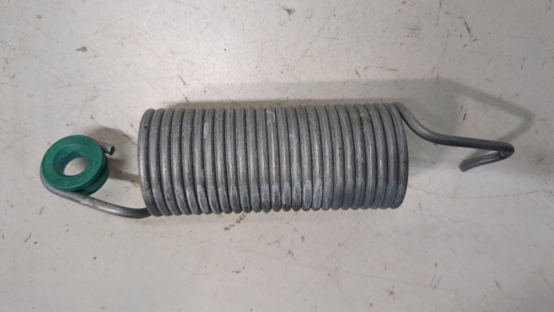 Пружина крышки багажника правая