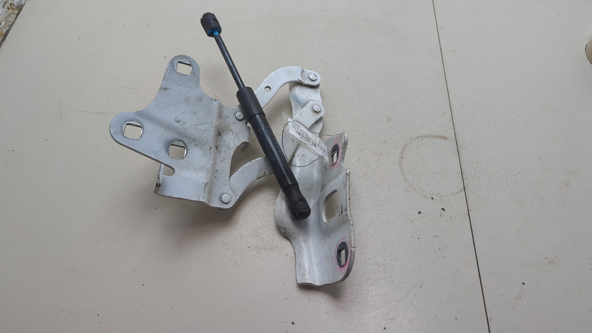 Петля капота левая