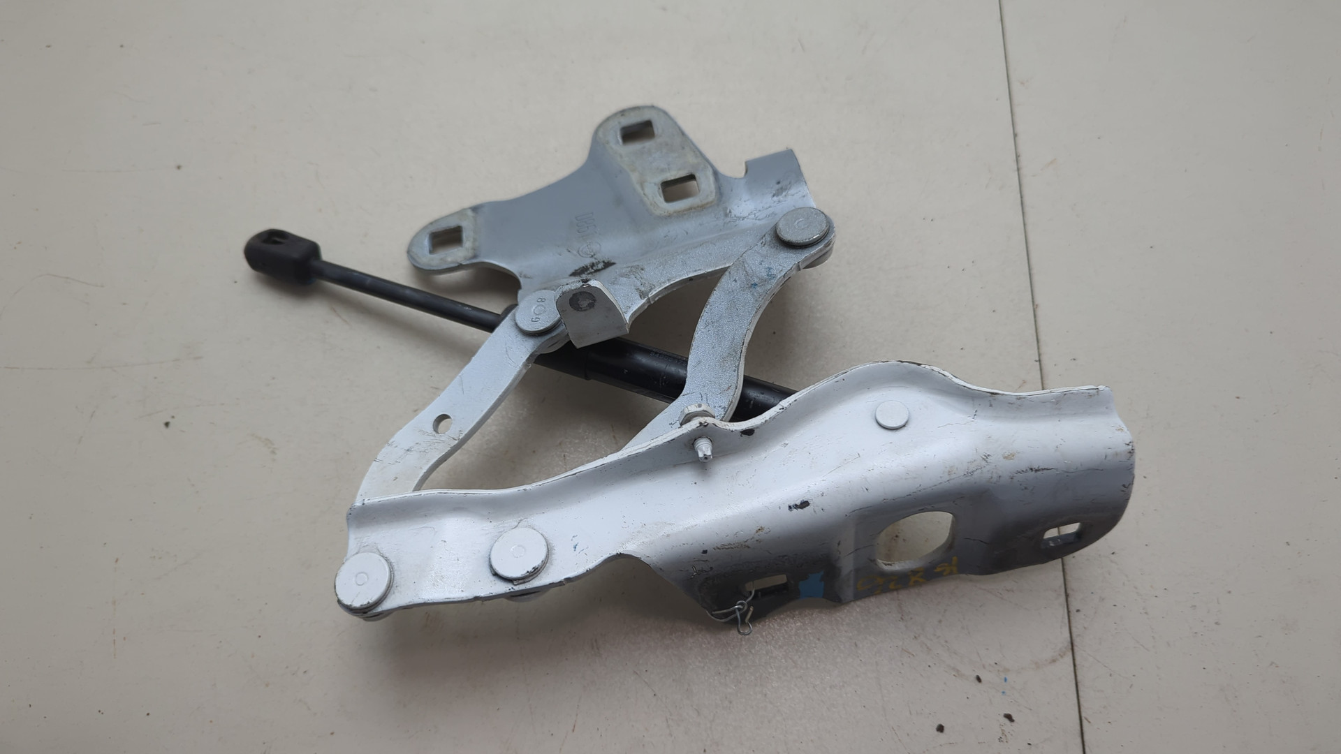 Петля капота левая