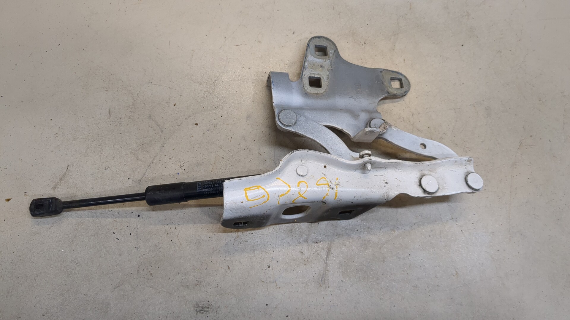 Петля капота правая