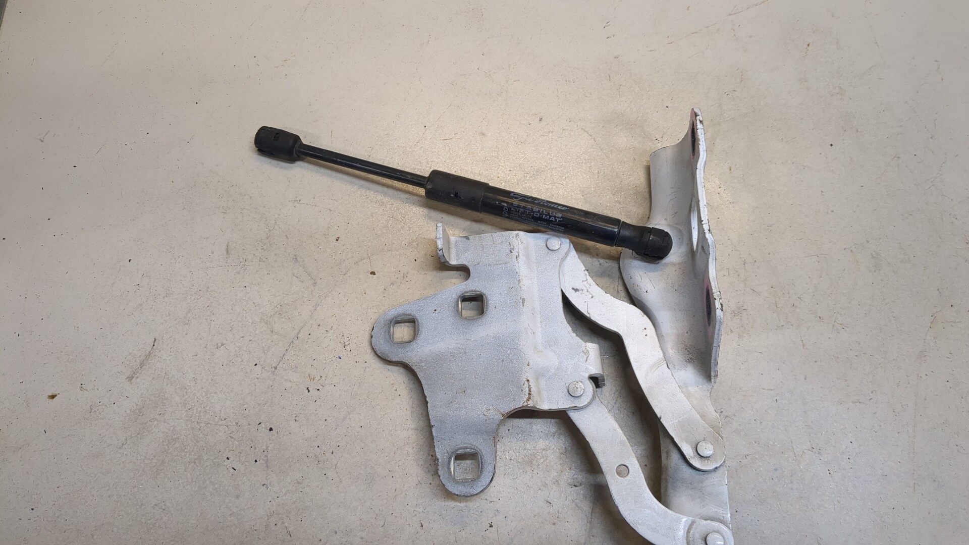 Петля капота правая