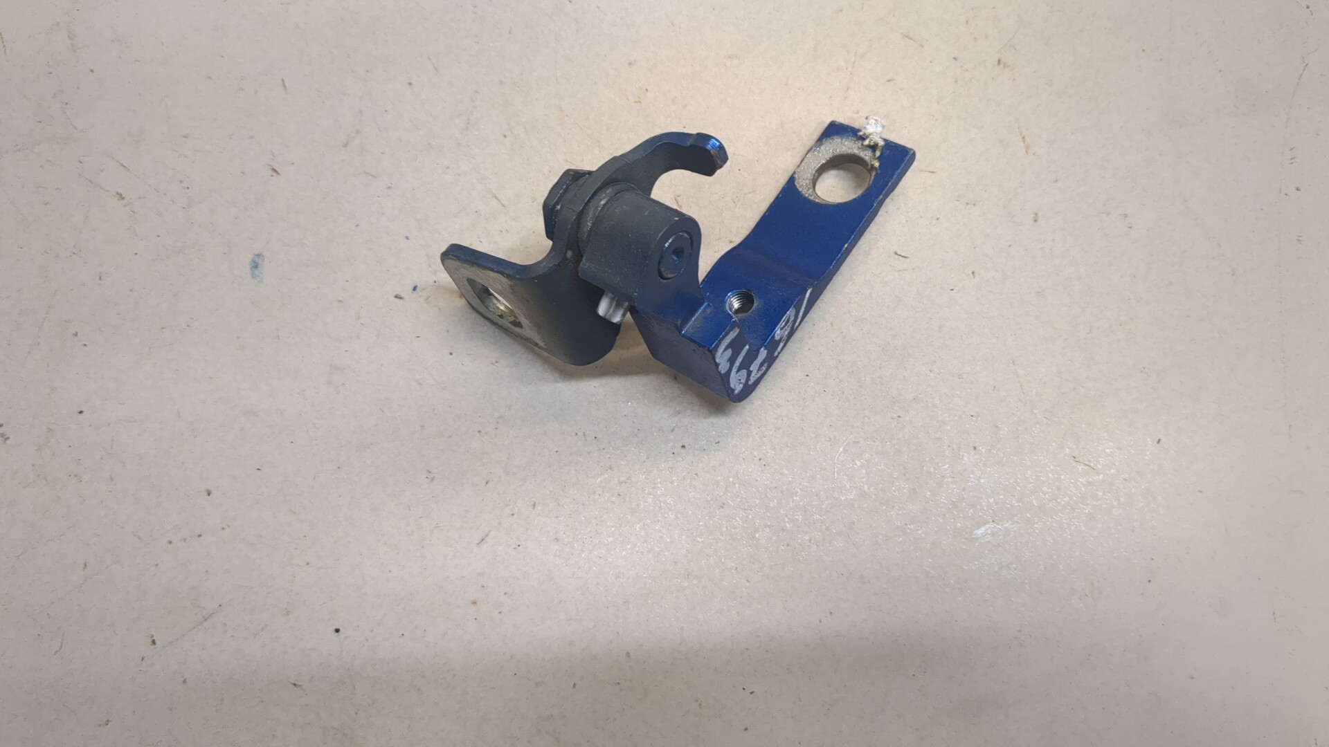 Петля двери