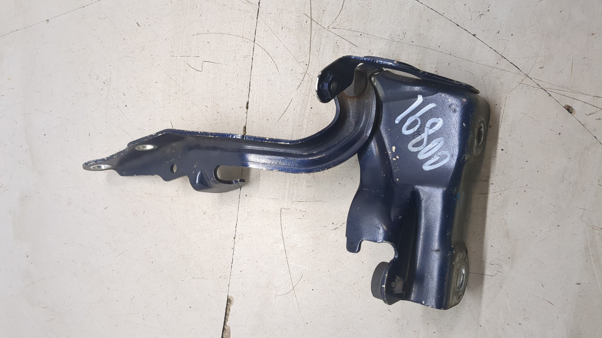 Петля капота левая