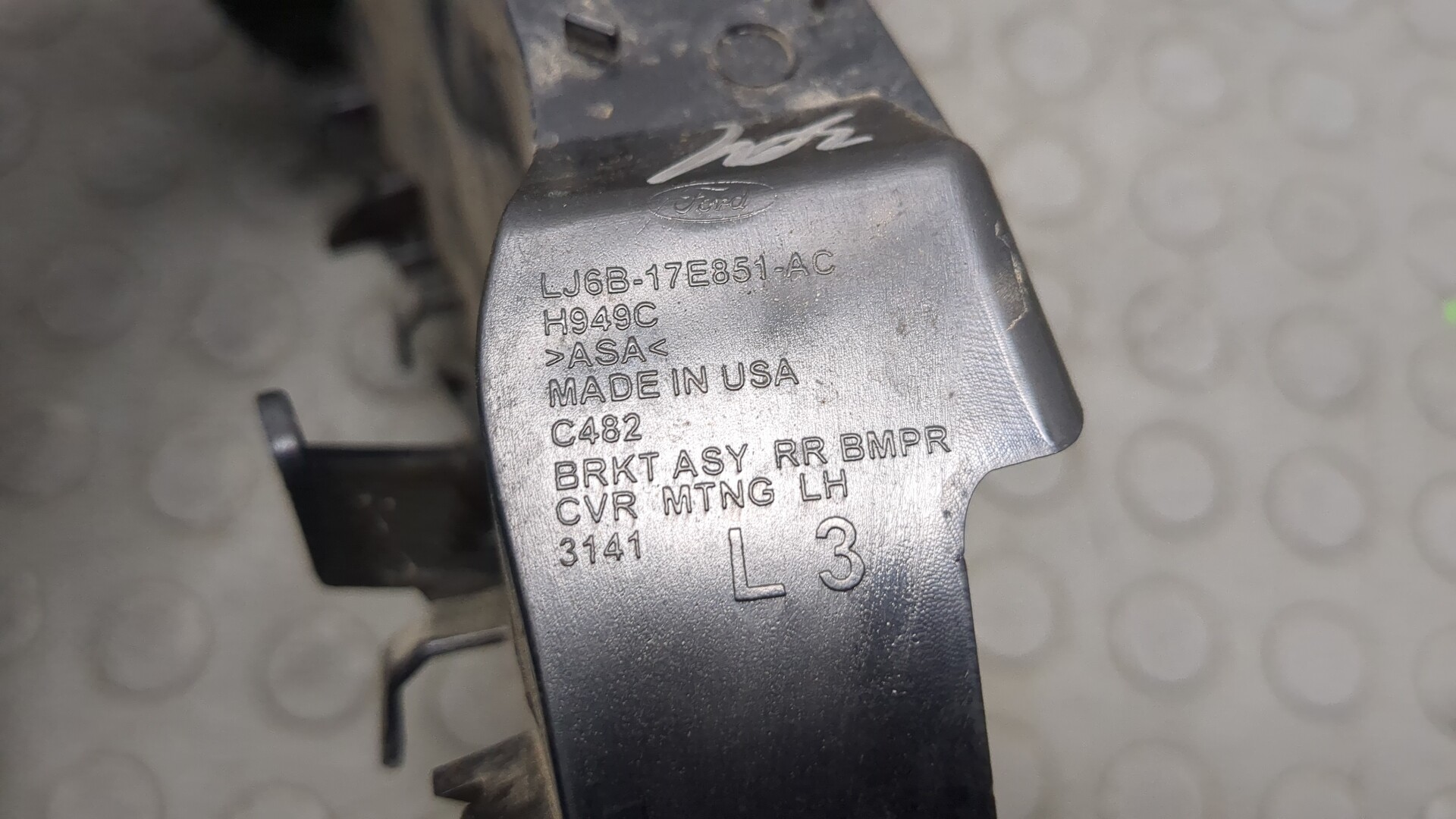 Кронштейн заднего бампера левый