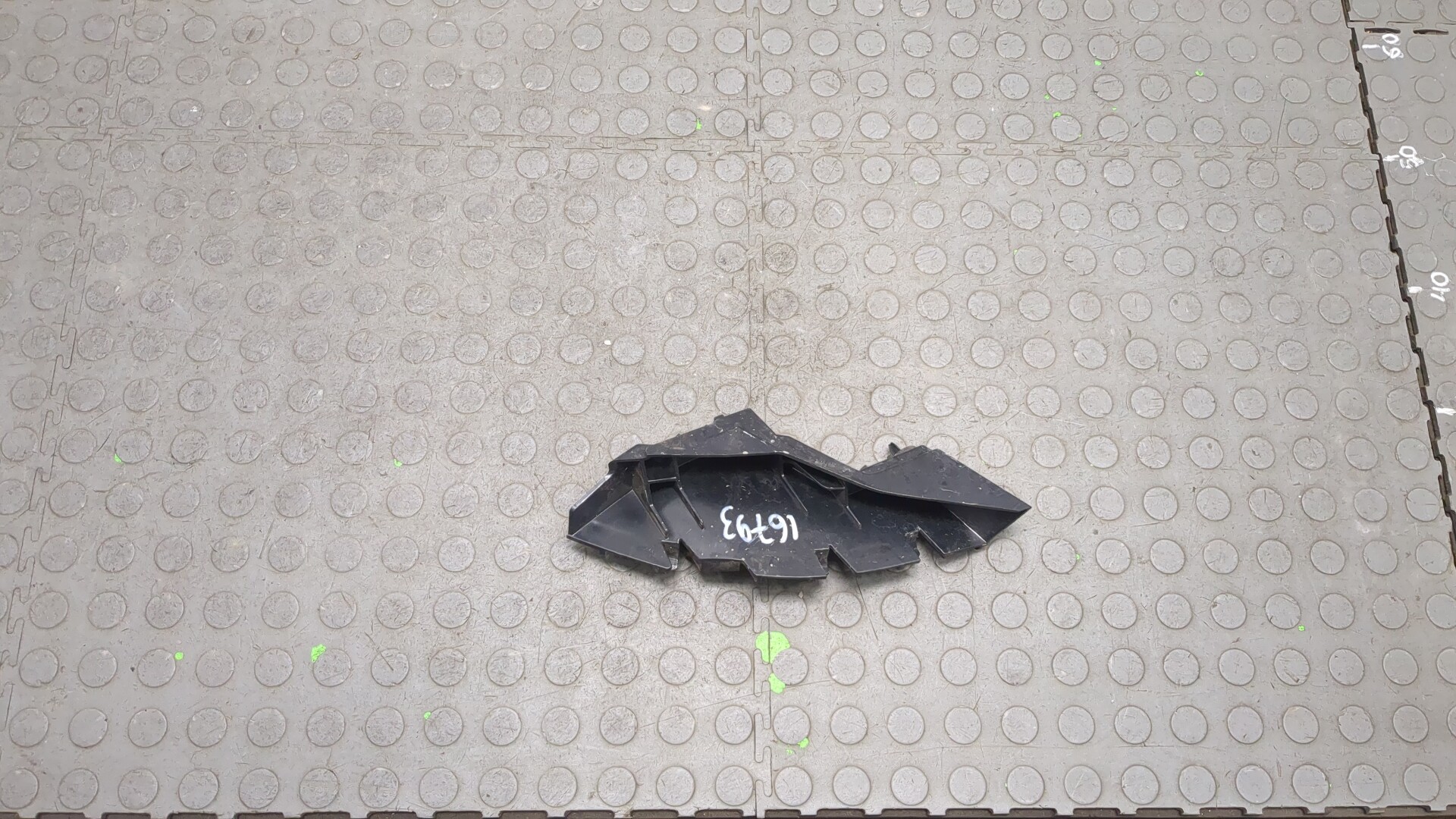 Кронштейн заднего бампера левый