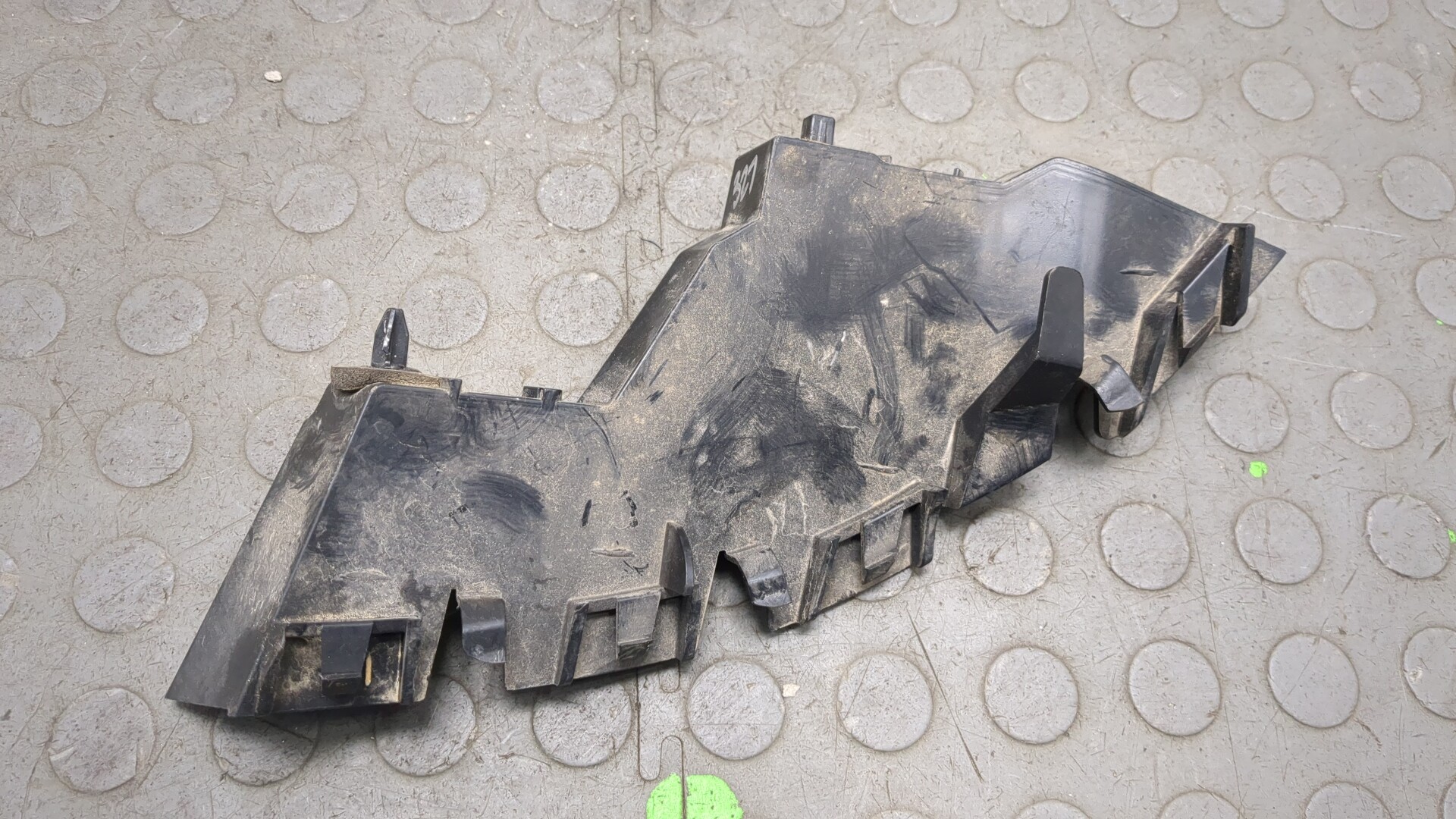 Кронштейн заднего бампера левый