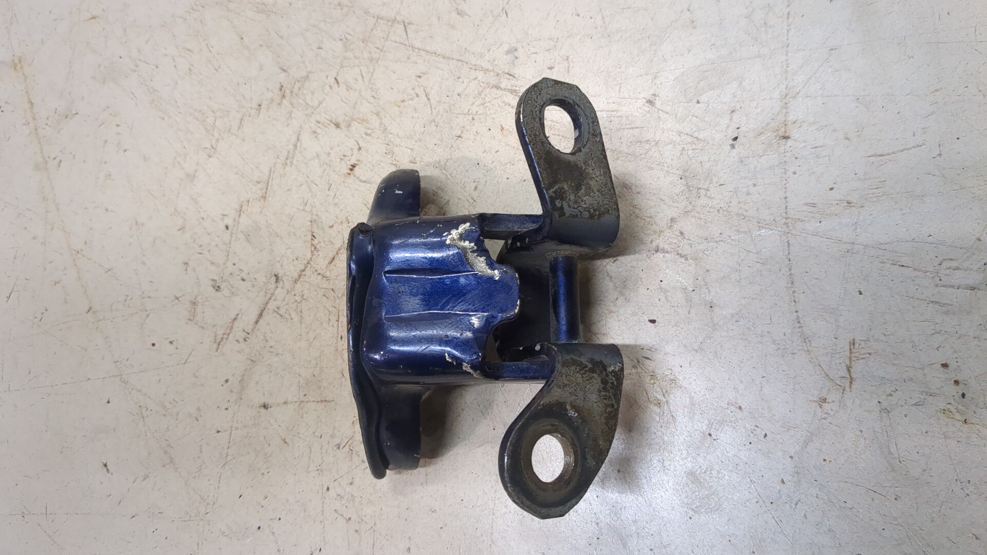 Петля двери