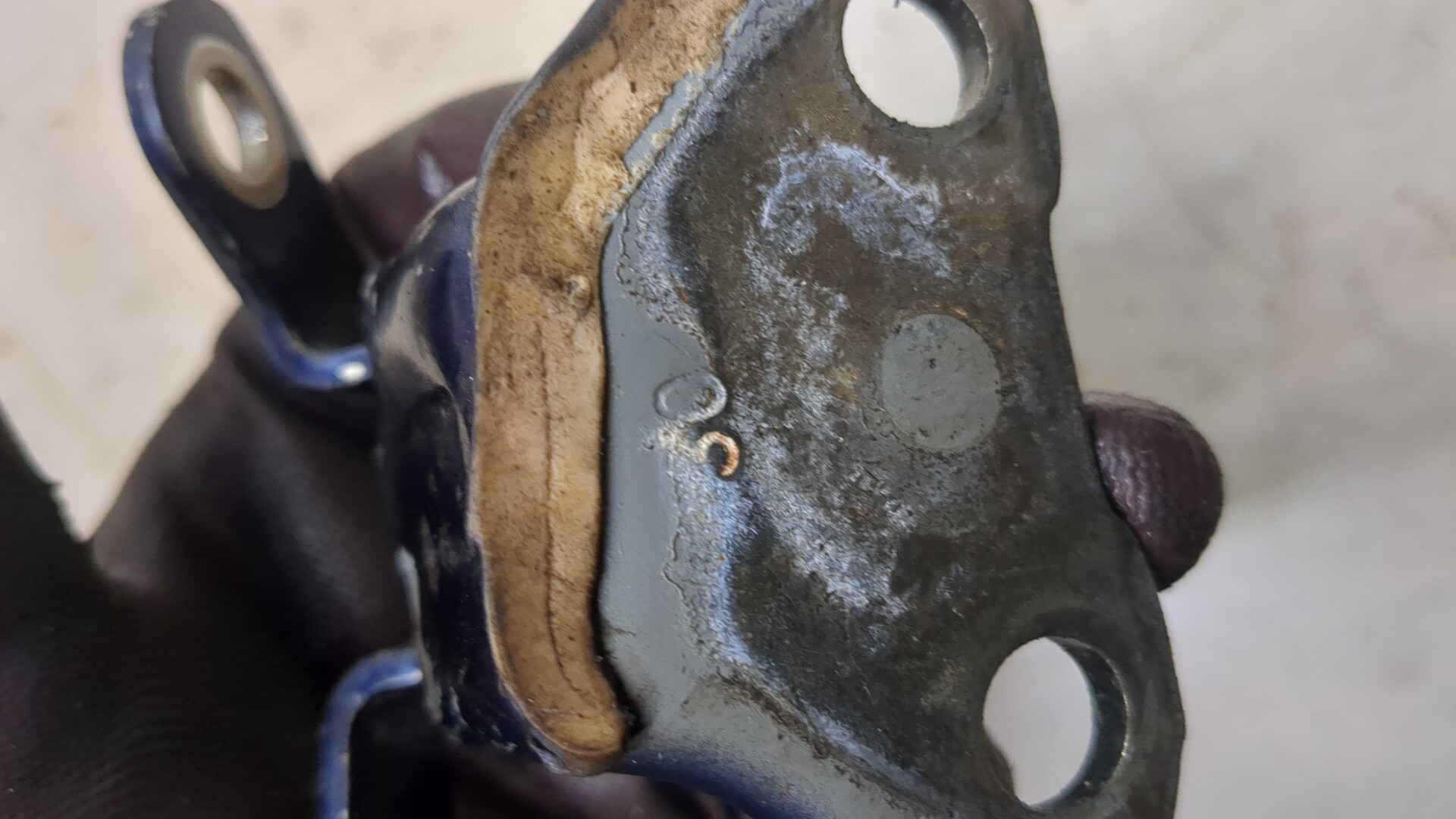 Петля двери