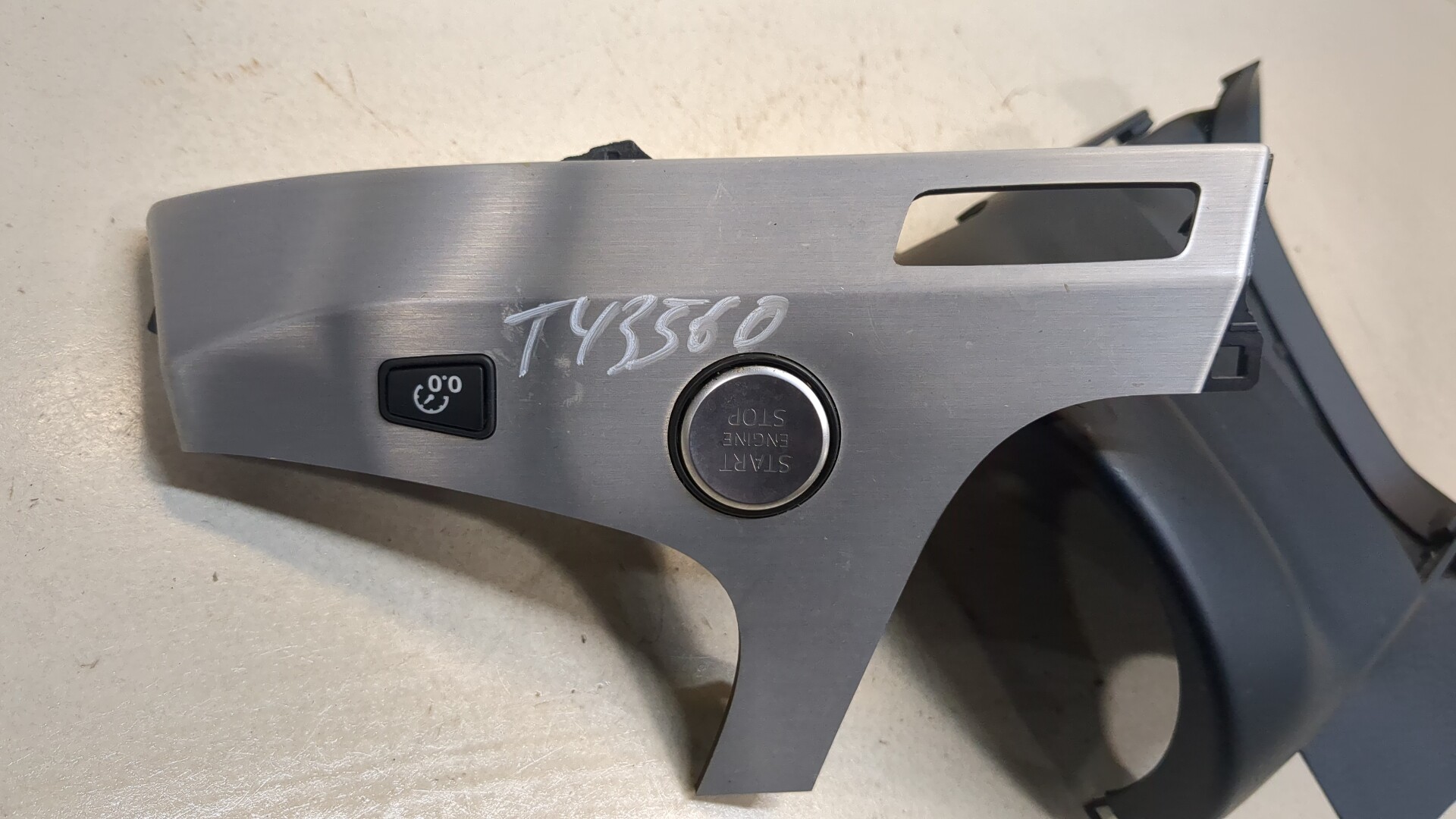 Кнопка запуска двигателя