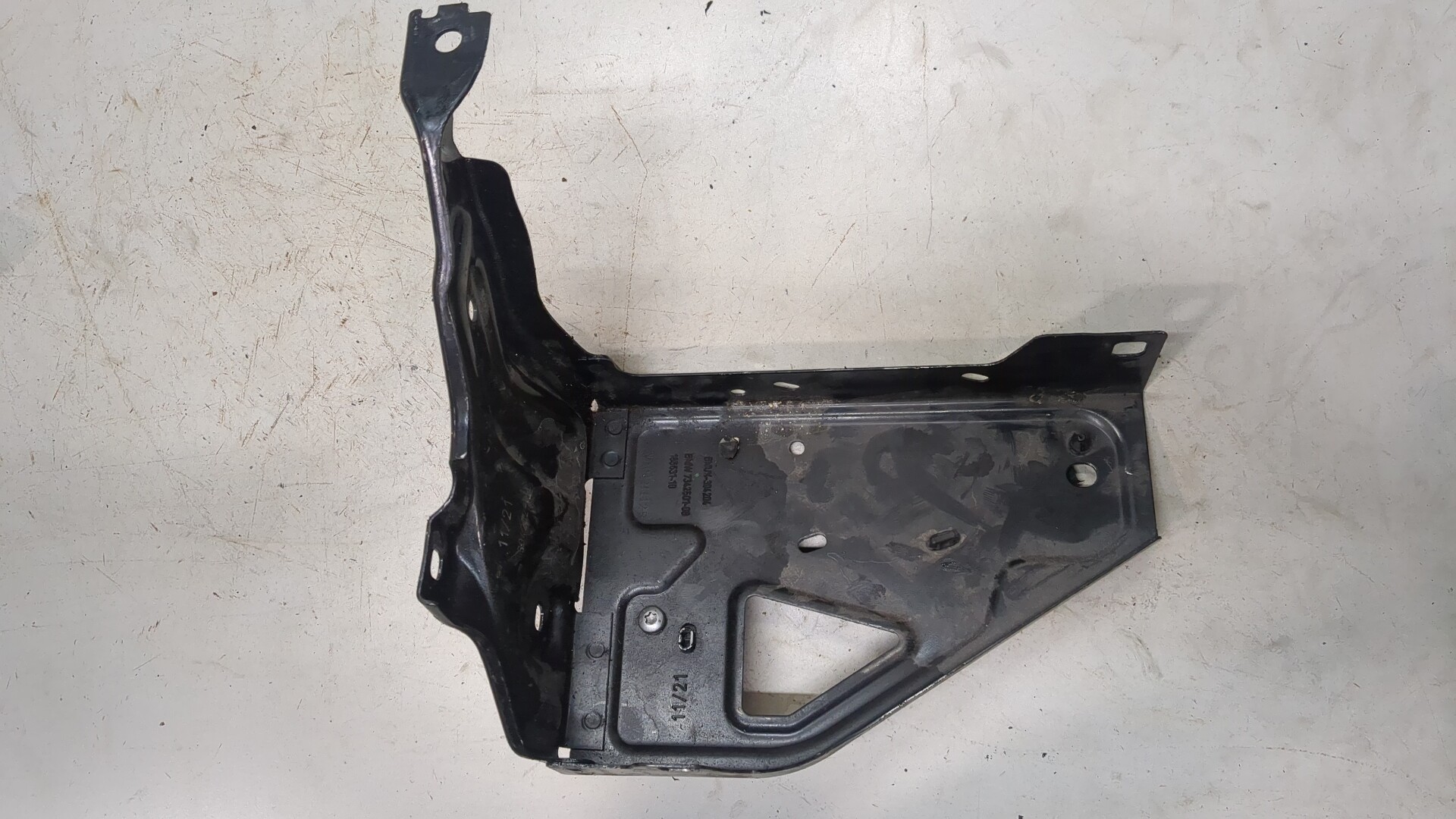 Кронштейн фар левый