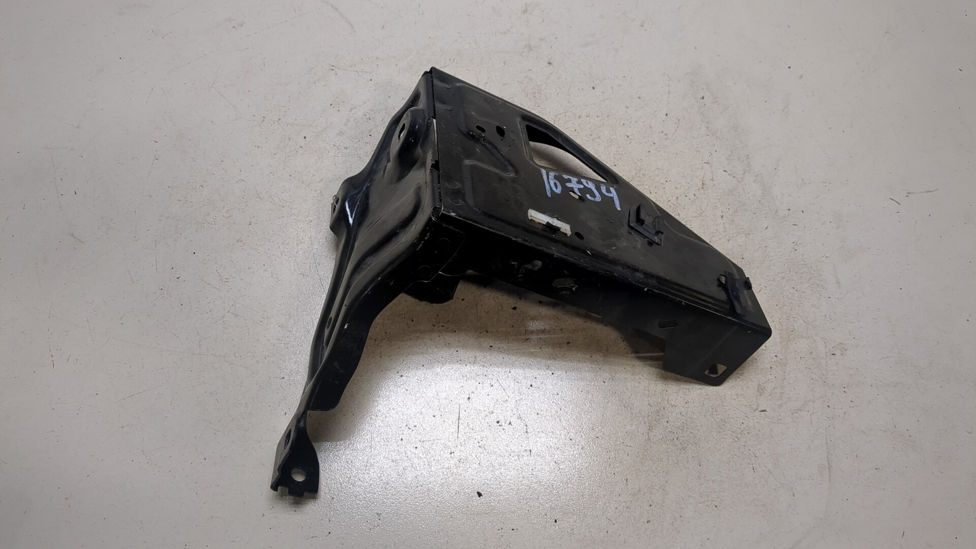 Кронштейн фар левый