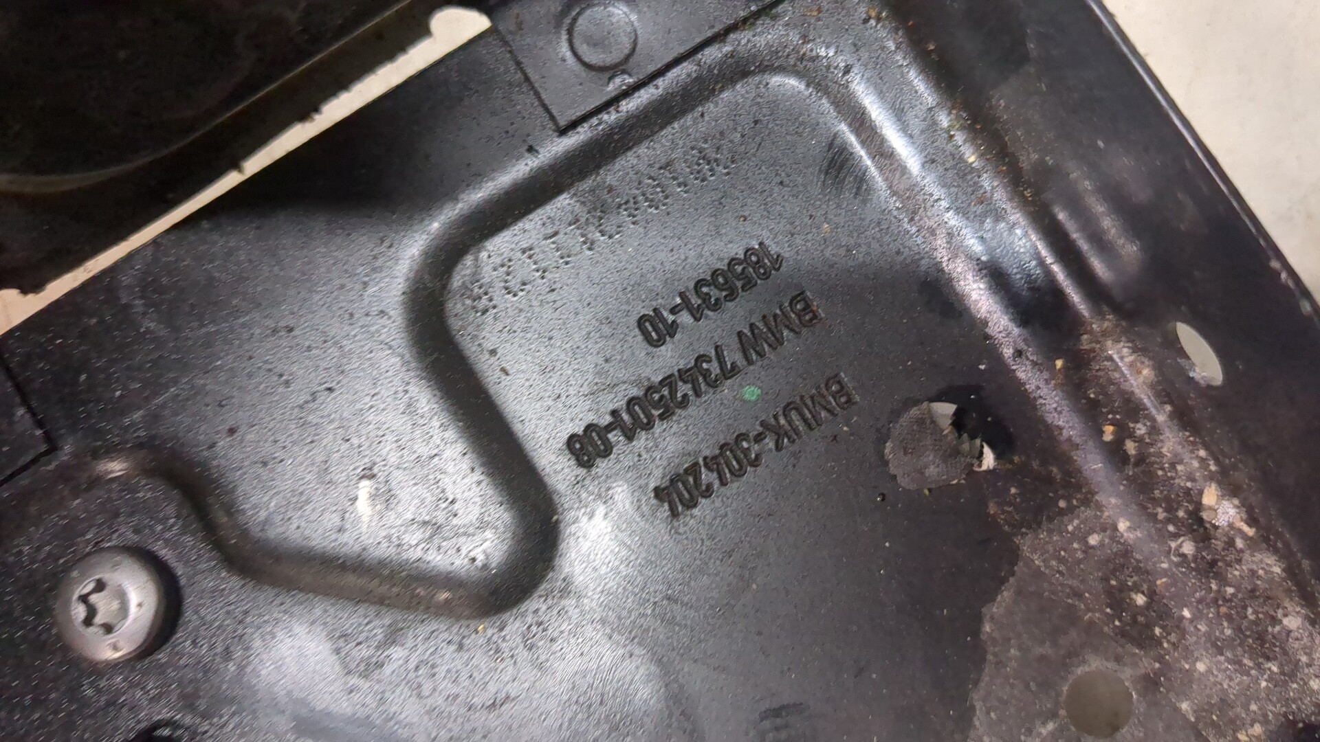 Кронштейн фар левый