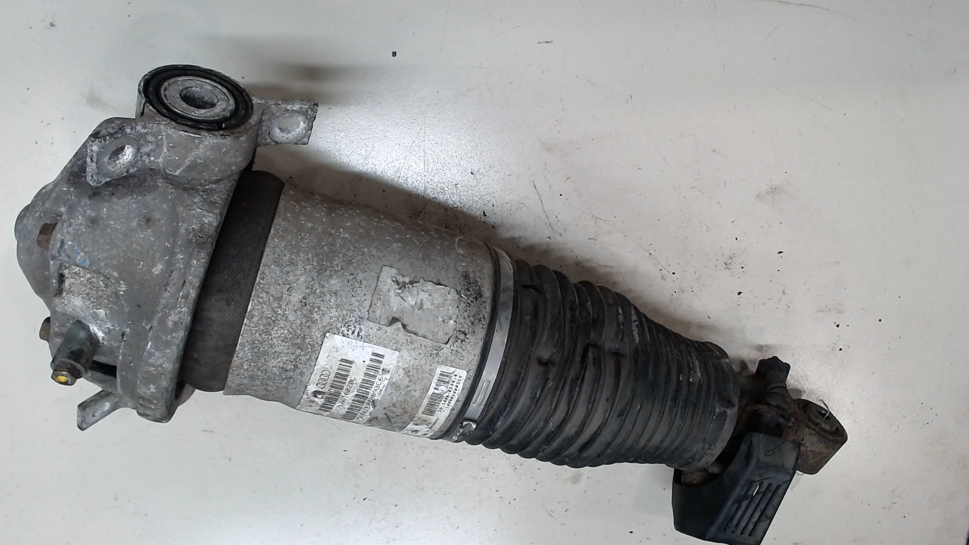 Амортизатор задний правый