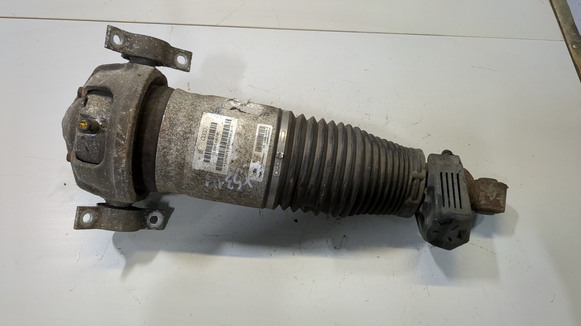 Амортизатор задний правый