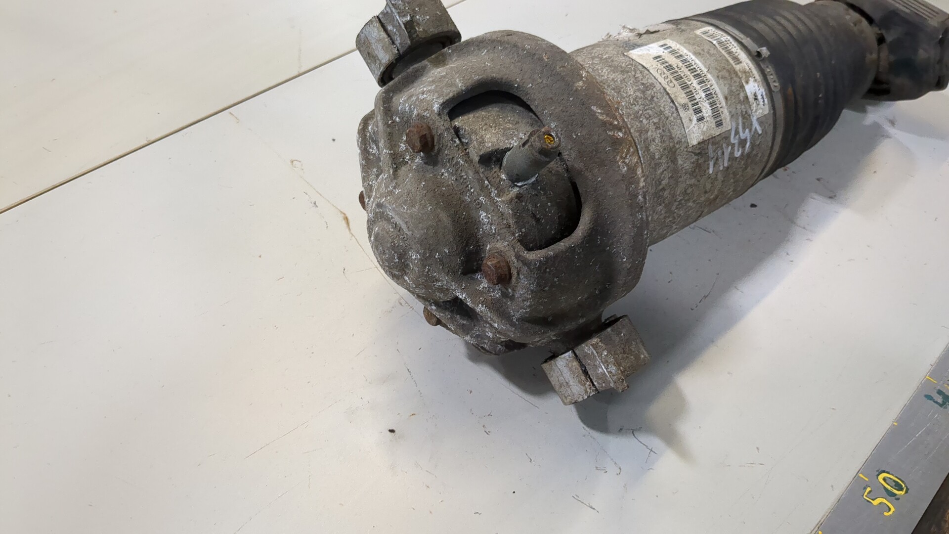 Амортизатор задний правый