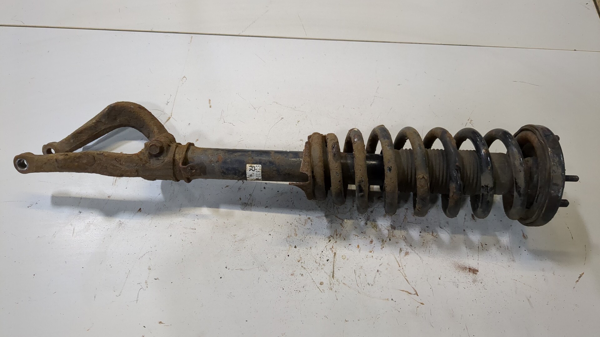 Амортизатор передний правый