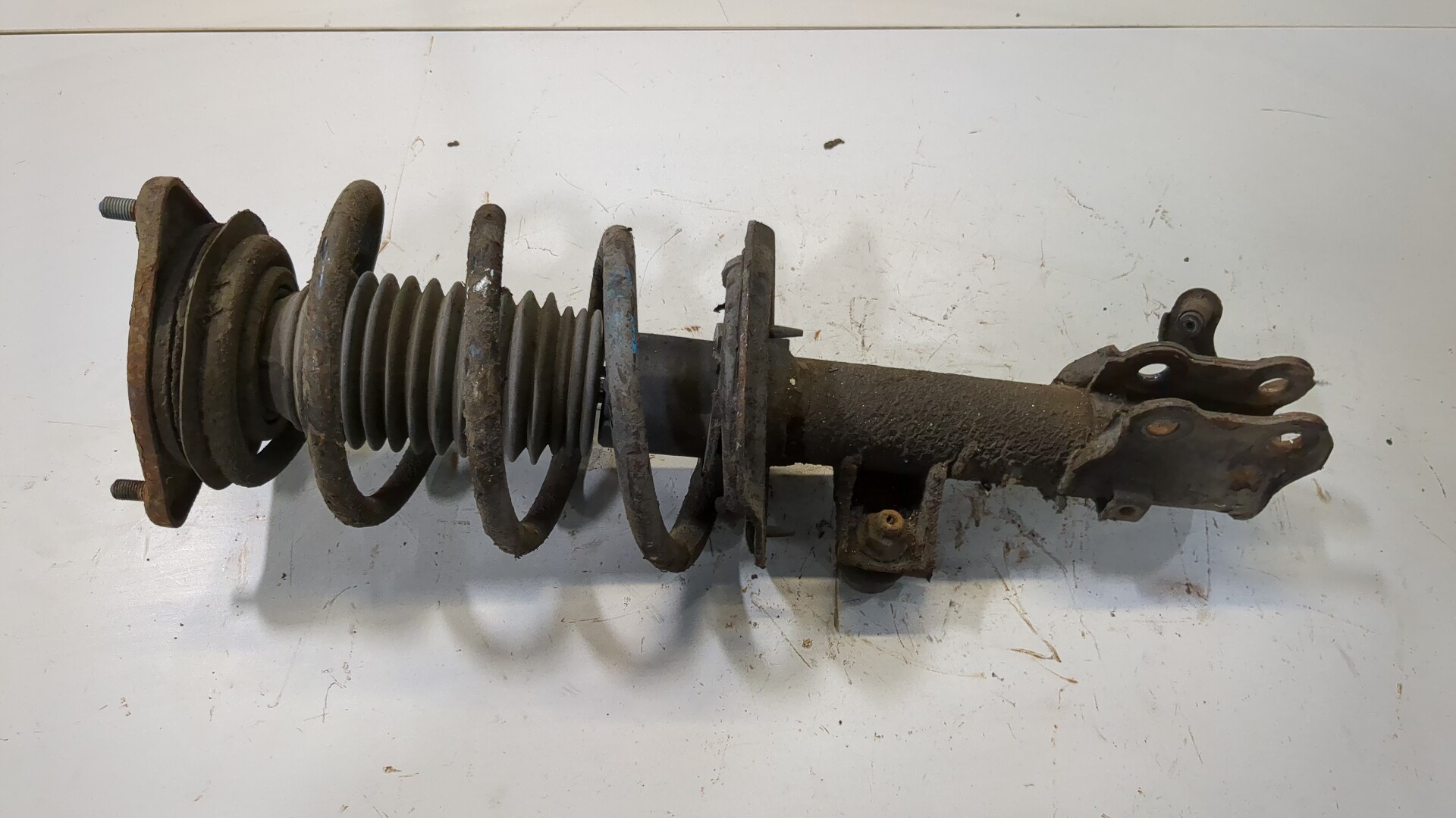 Амортизатор передний правый