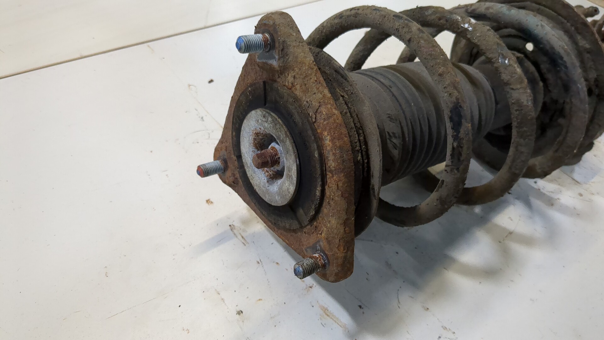 Амортизатор передний правый