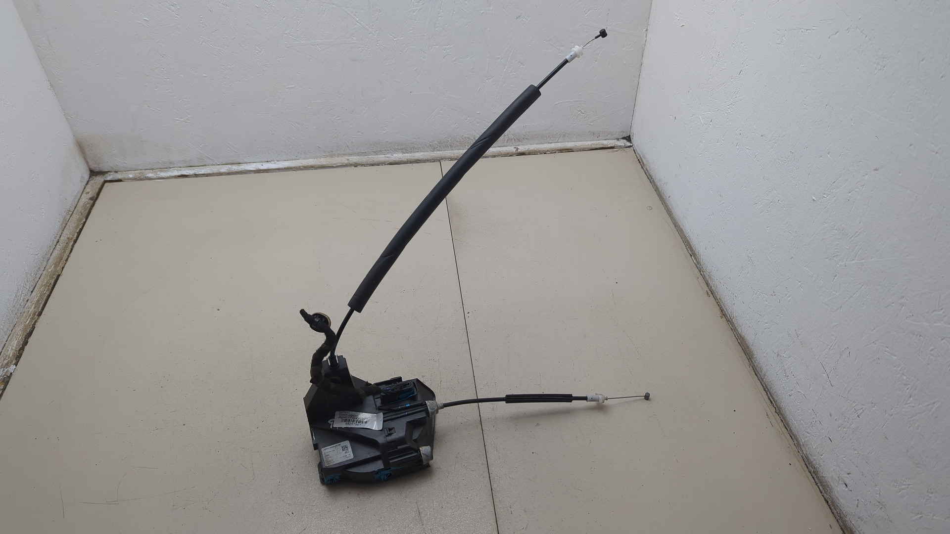 Замок двери передней левой