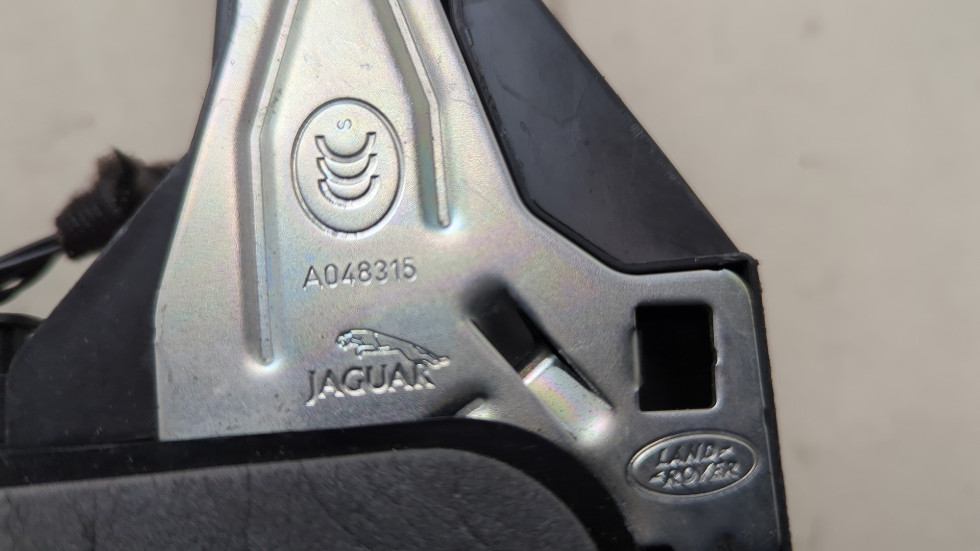 Замок двери передней левой