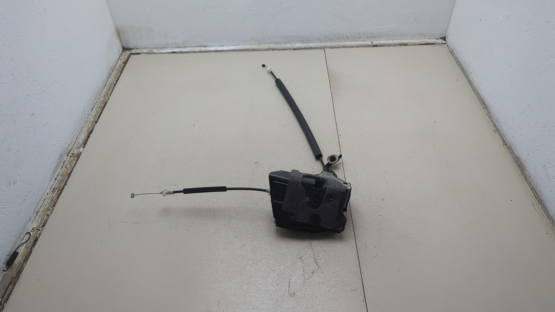 Замок двери передней левой