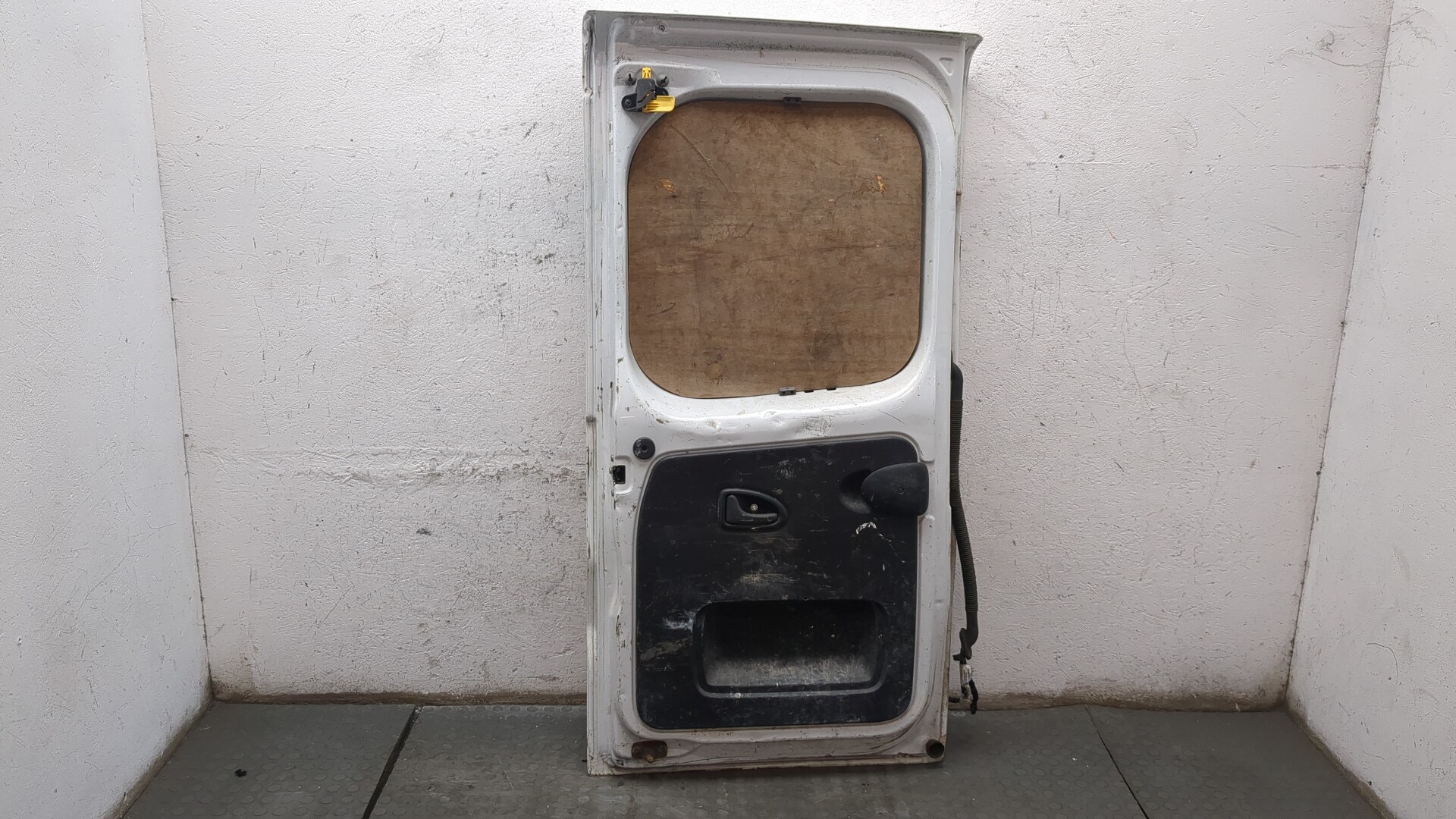 Дверь багажника левая