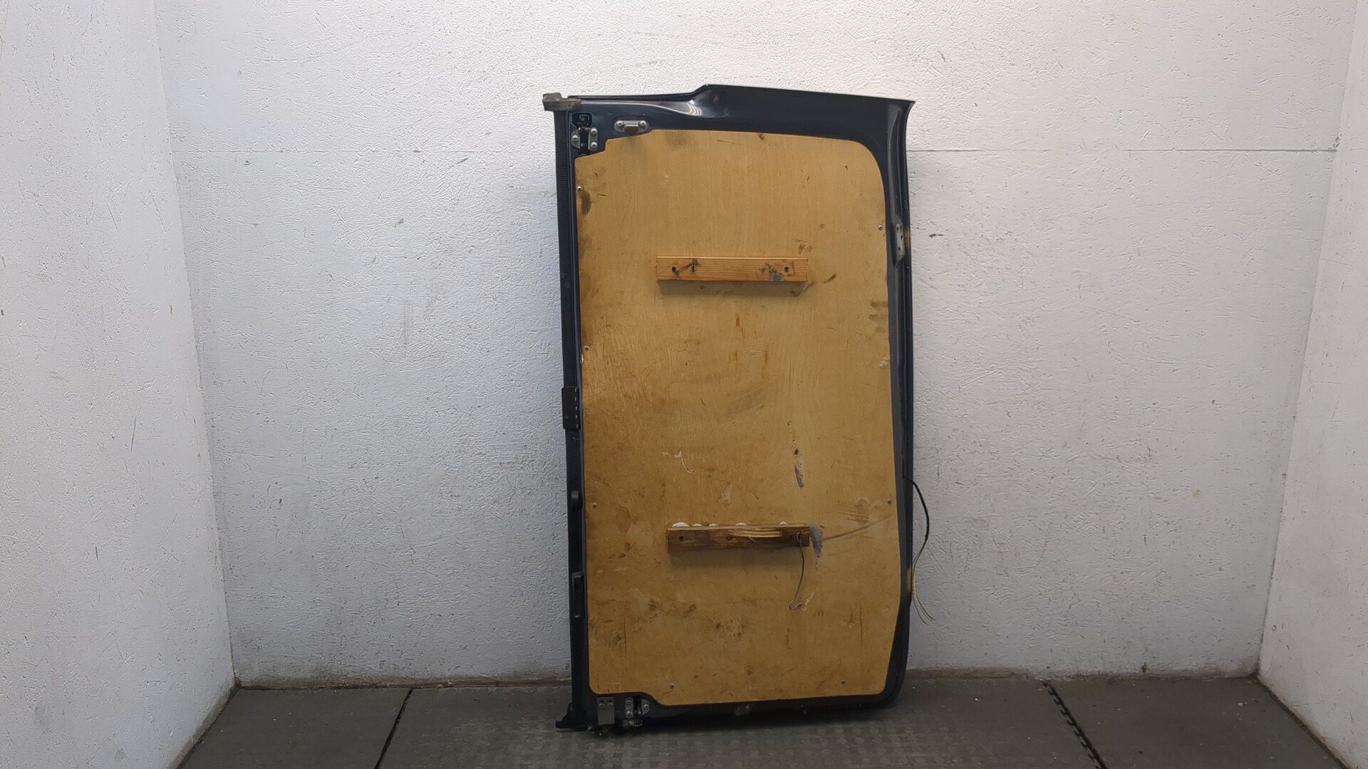 Дверь багажника левая