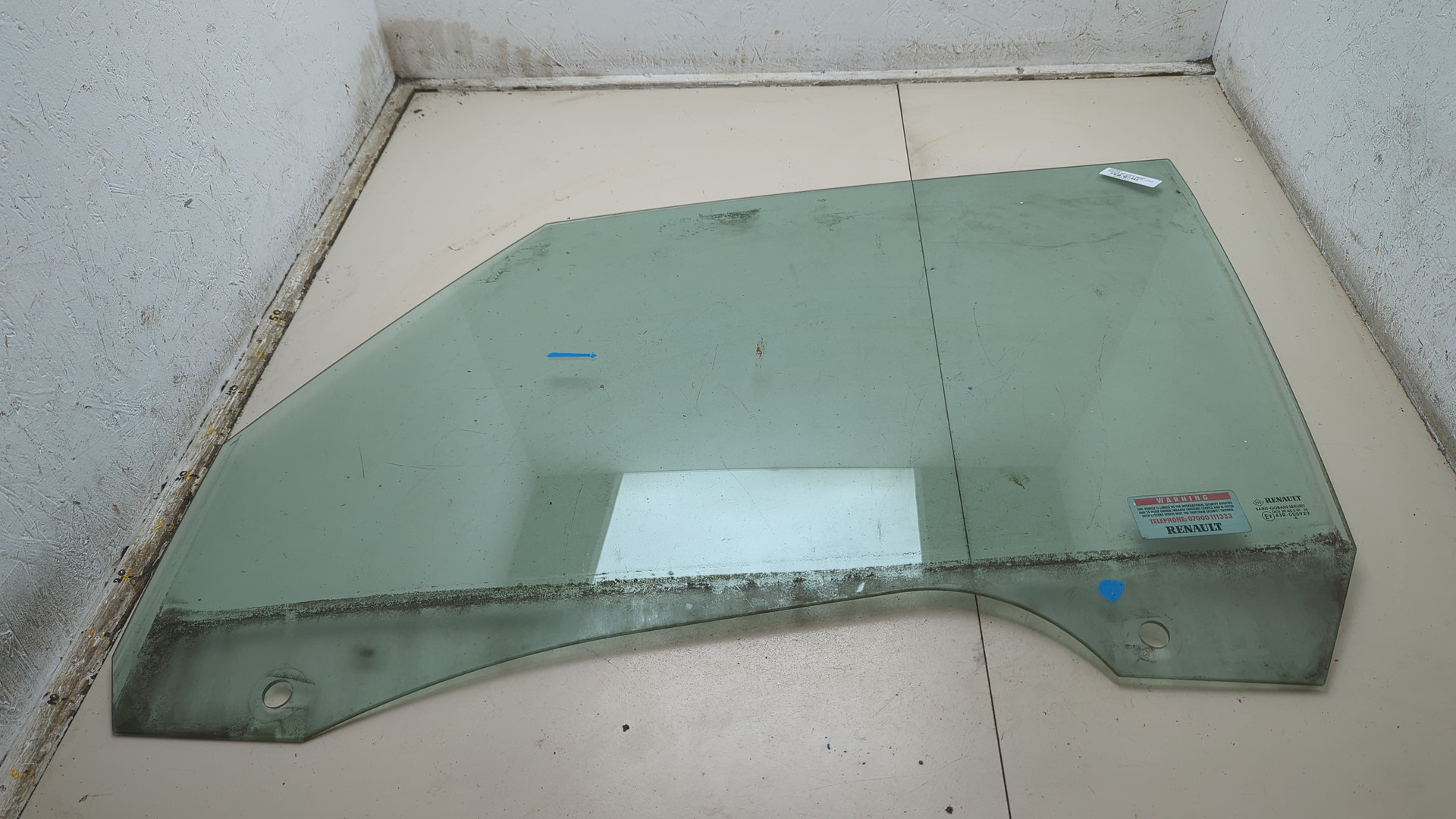 Стекло двери передней левой