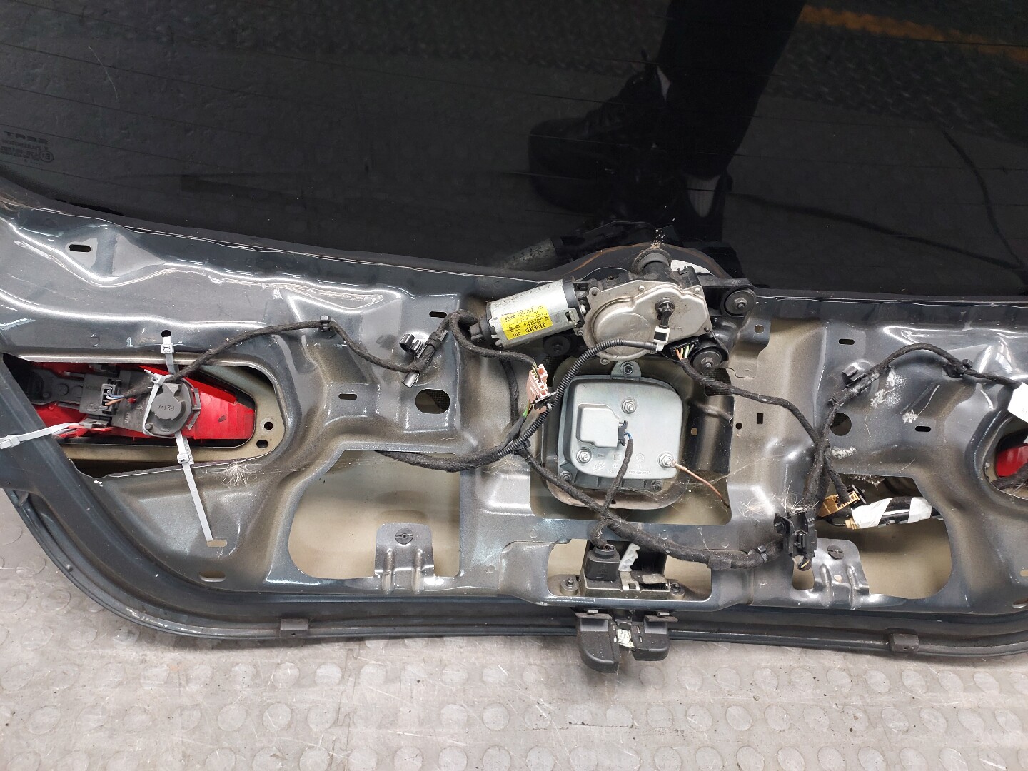 Дверь багажника