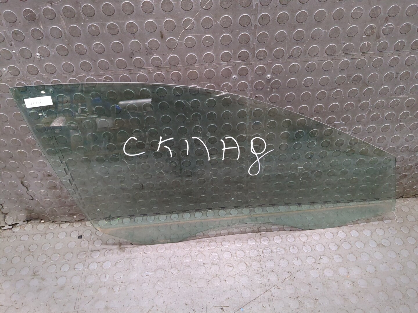 Стекло двери передней правой