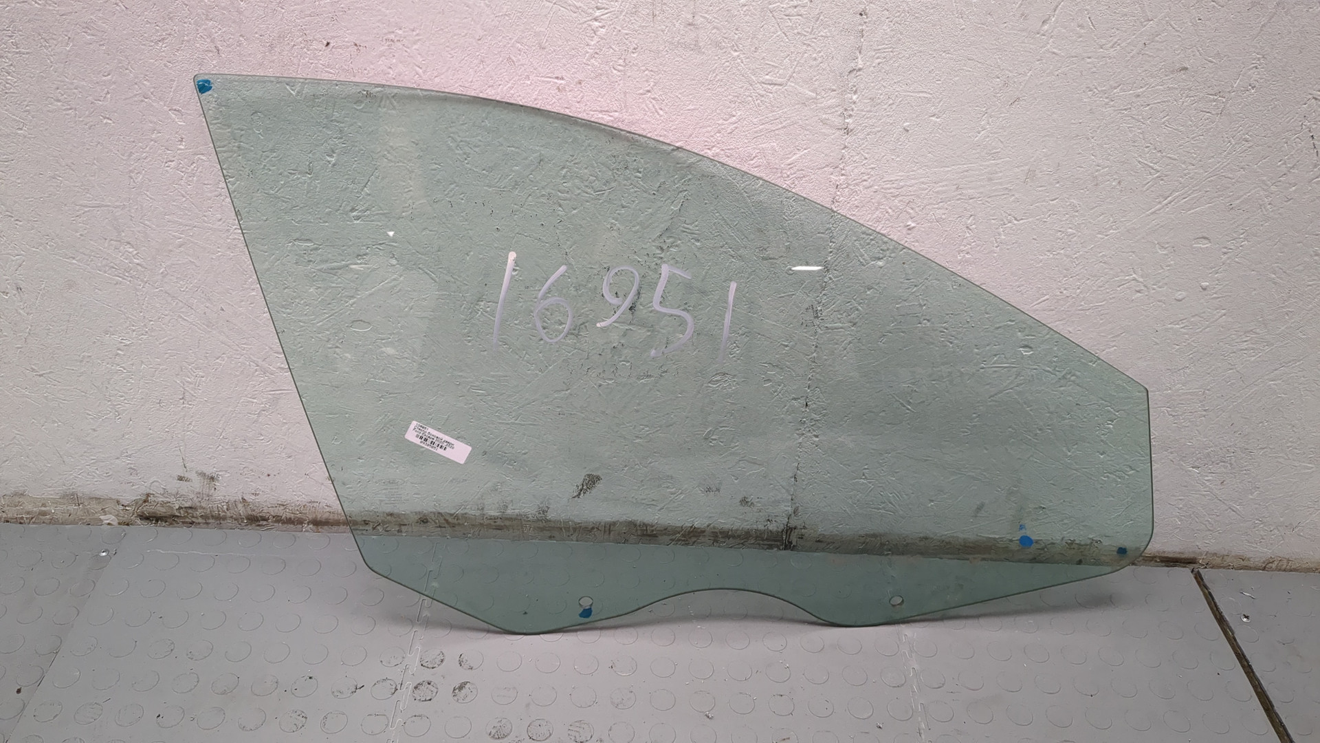 Стекло двери передней правой