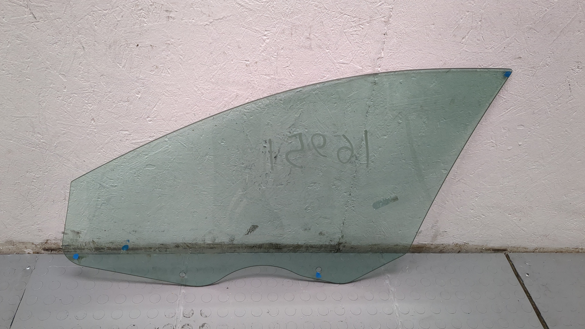 Стекло двери передней правой