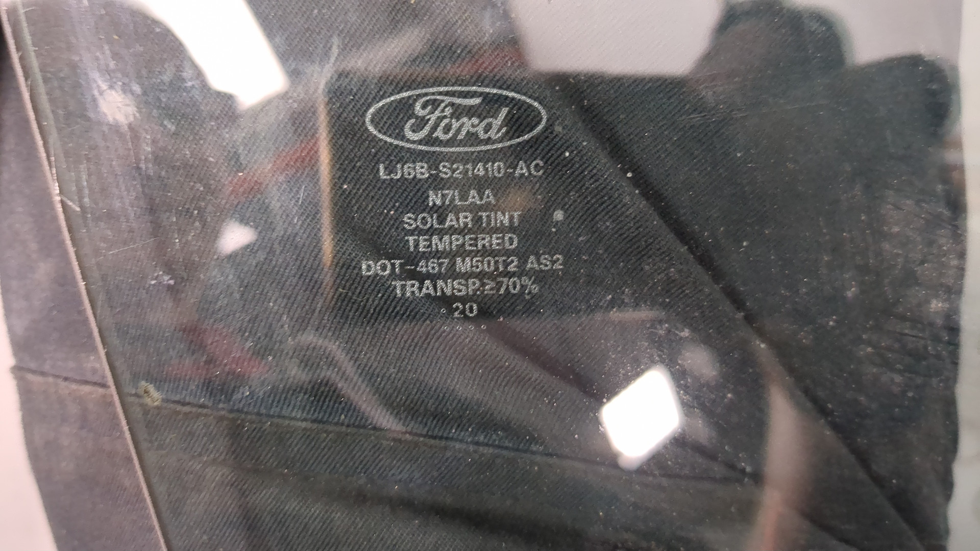 Стекло двери передней правой