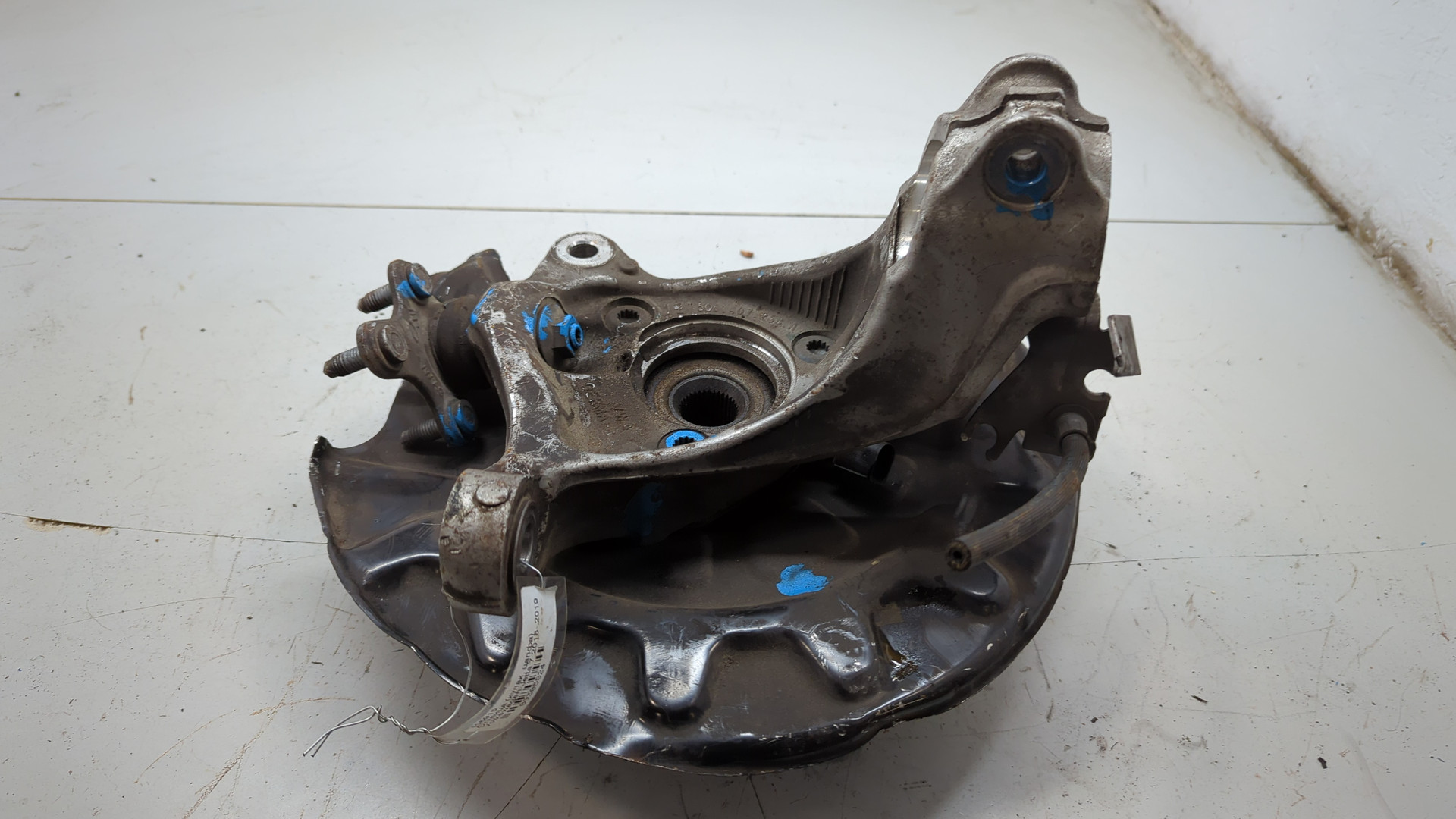 Кулак поворотный передний правый