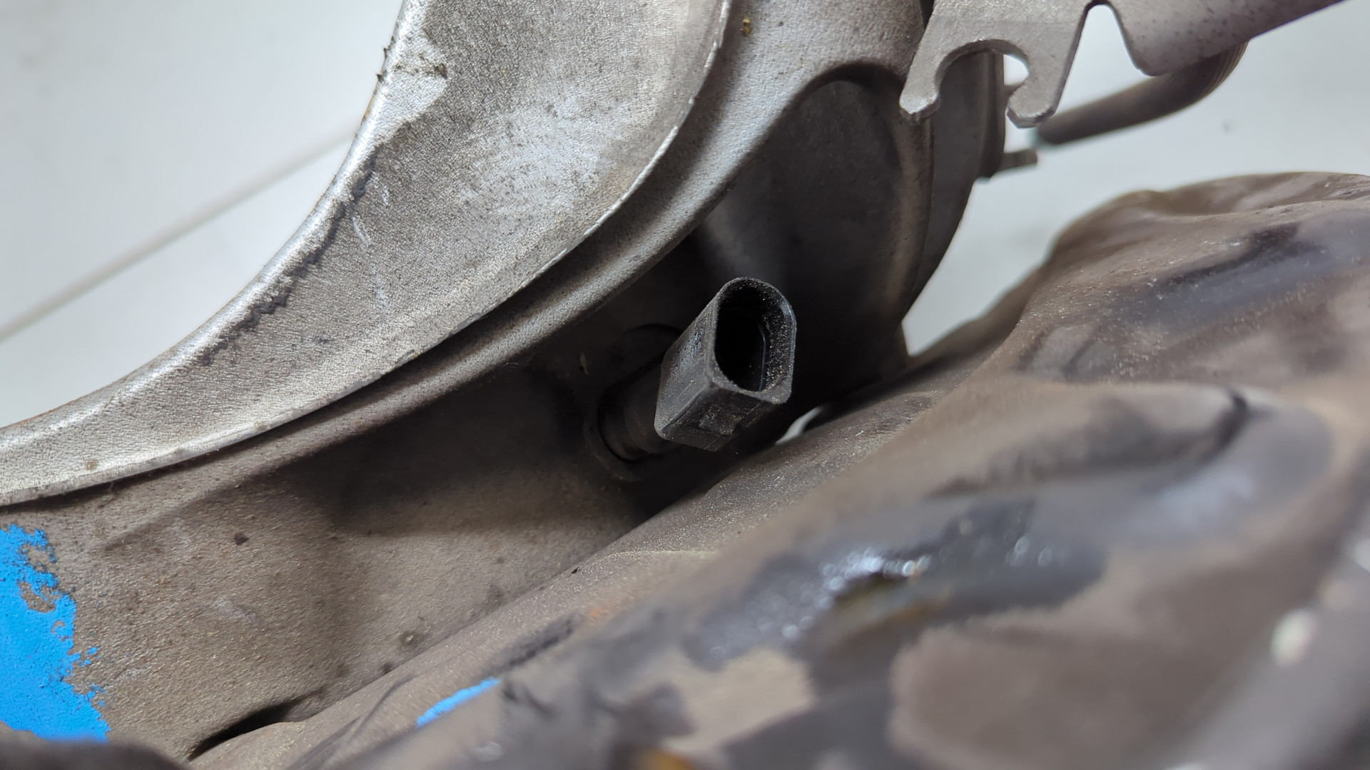 Кулак поворотный передний правый