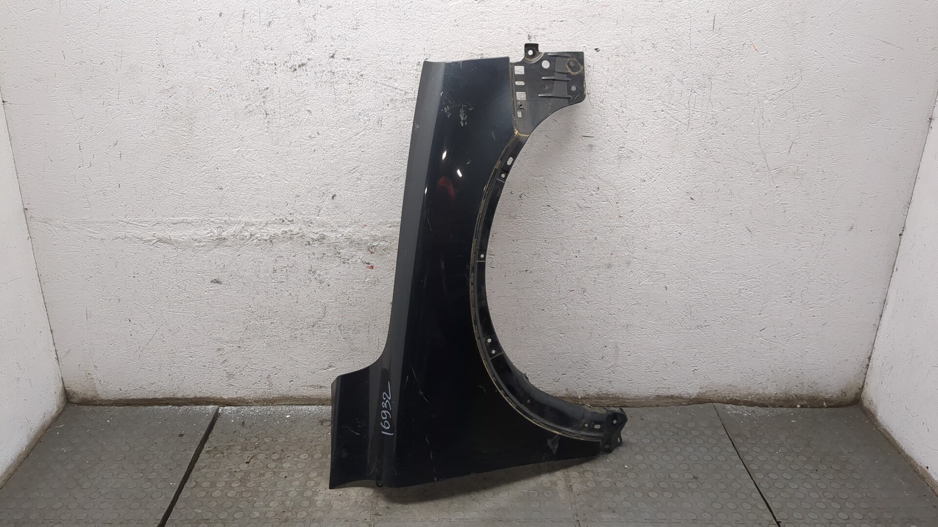 Крыло переднее правое