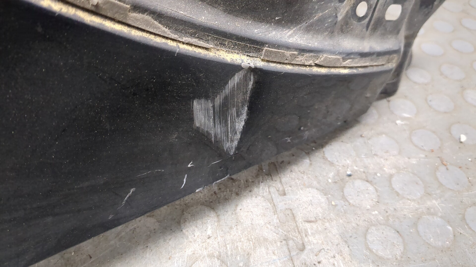 Крыло переднее правое