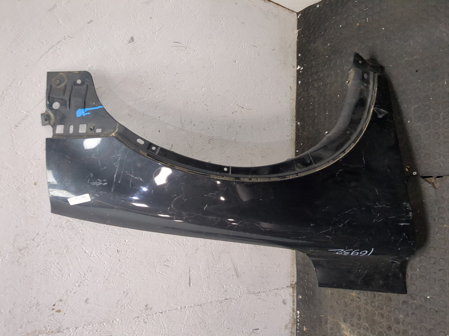 Крыло переднее правое