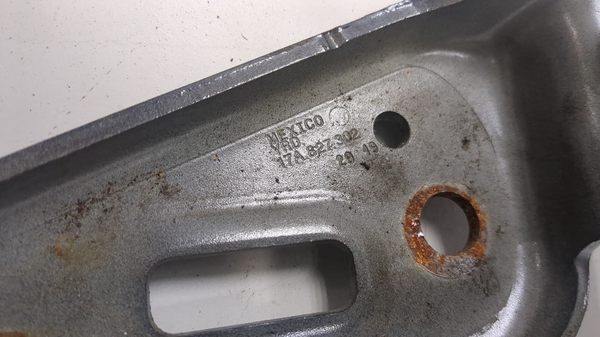 Петля крышки багажника