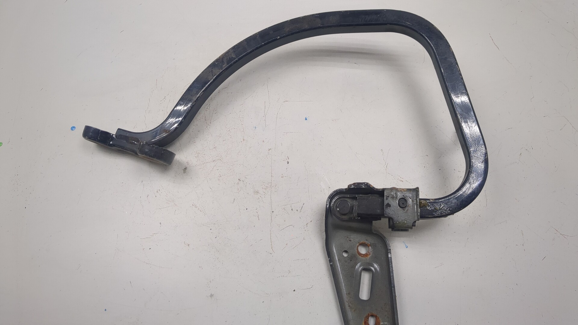 Петля крышки багажника