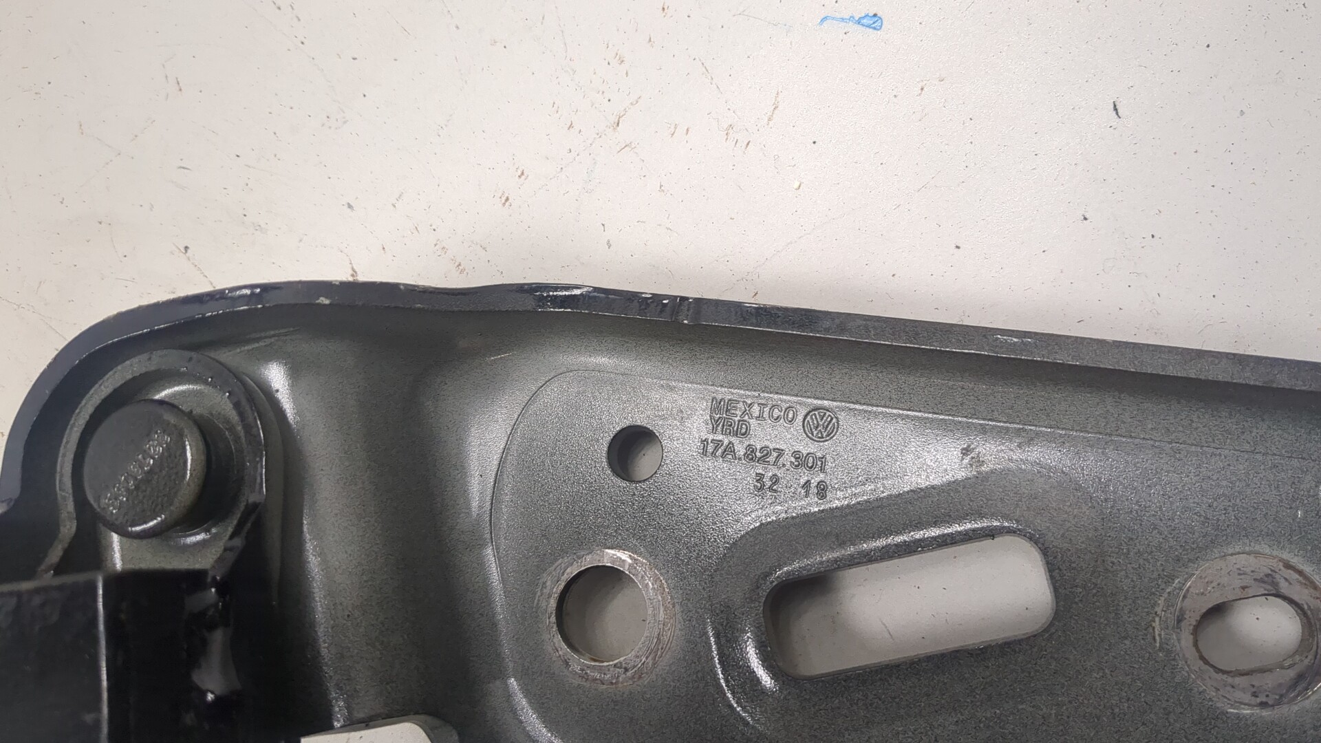 Петля крышки багажника