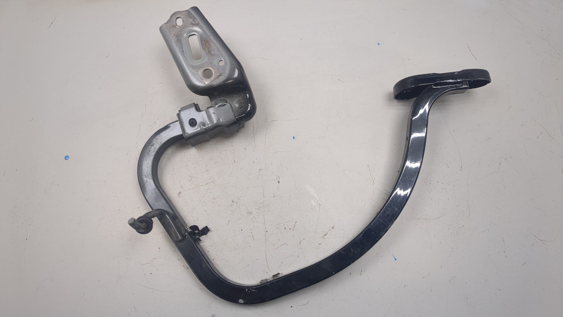 Петля крышки багажника