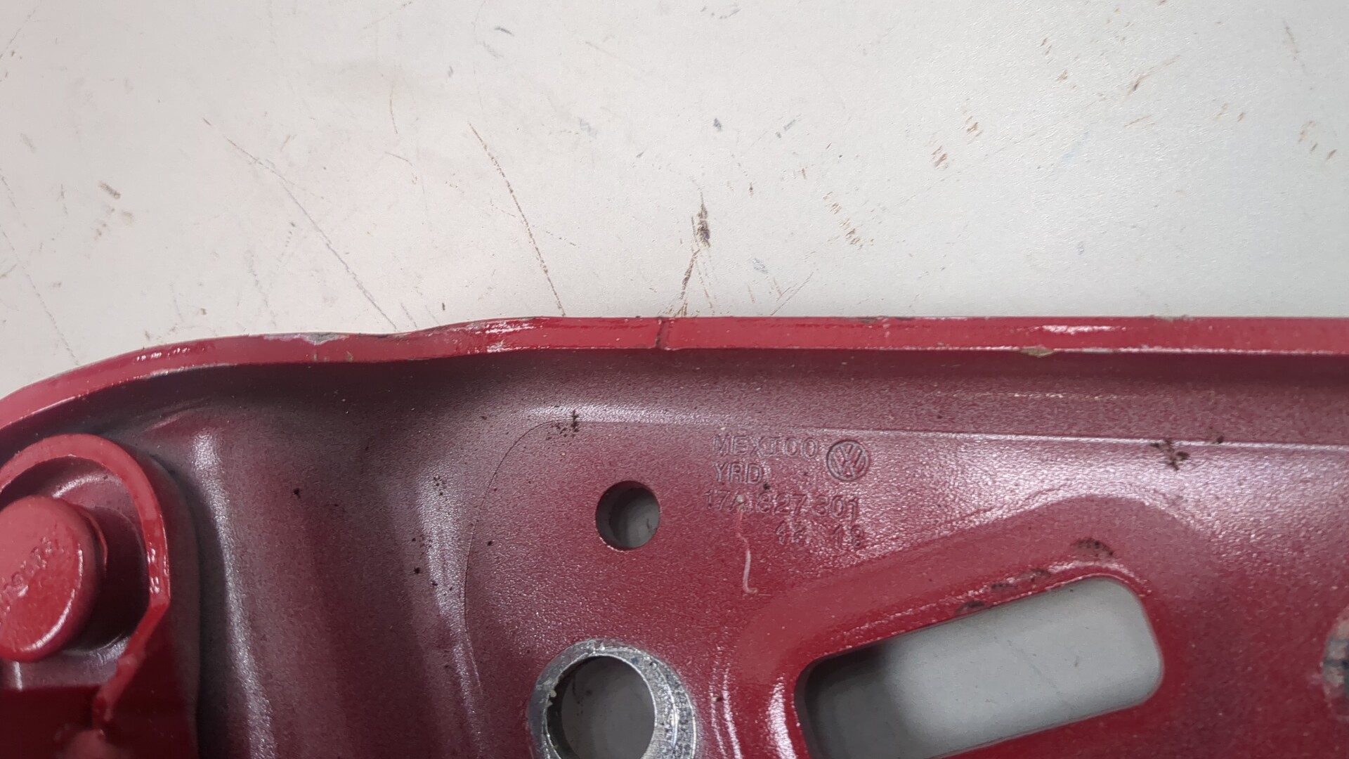 Петля крышки багажника