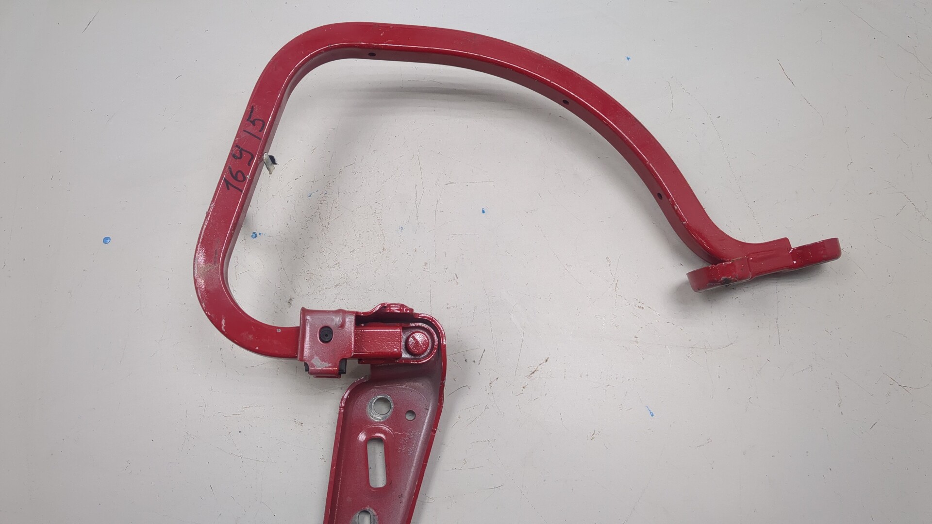 Петля крышки багажника