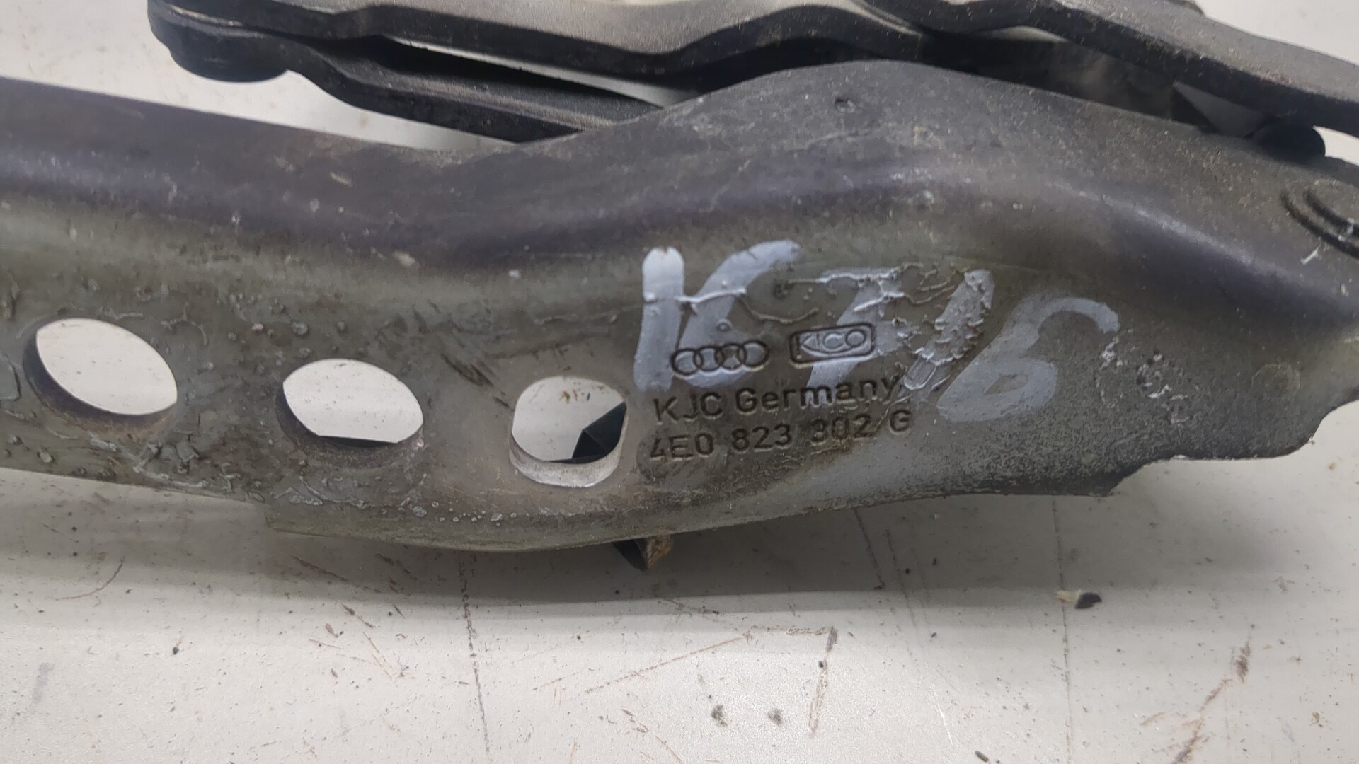 Петля капота правая